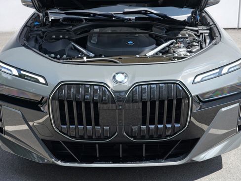Used 2026 BMW 740i w/ Premium Package RWD image 8