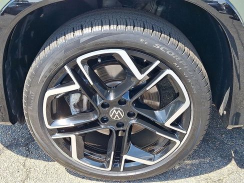 Certified 2025 Volkswagen Tiguan SEL R-Line AWD/4WD image 9