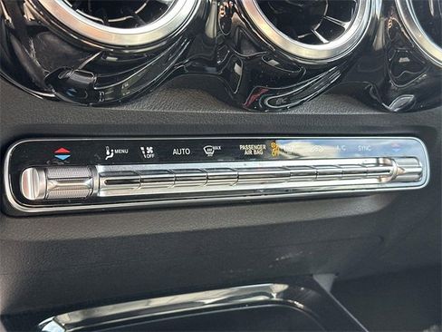 Used 2023 Mercedes-Benz GLB 250 image 38