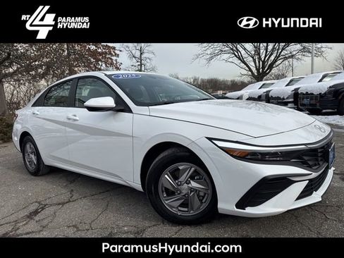 Certified 2025 Hyundai Elantra SE image 1