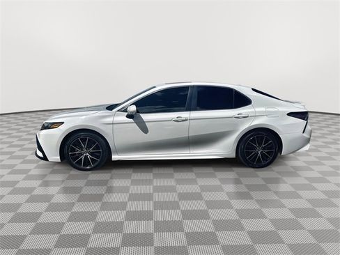 Used 2023 Toyota Camry SE image 5