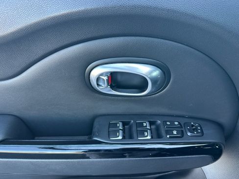 Used 2018 Kia Soul + FWD image 8