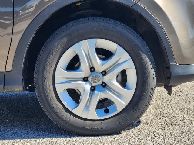 Used 2015 Toyota RAV4 LE FWD image 10