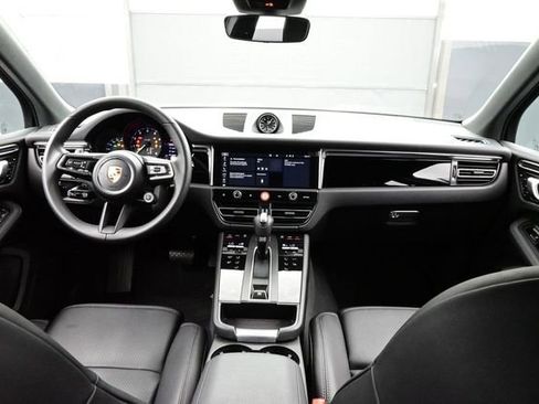 Certified 2025 Porsche Macan AWD/4WD image 19