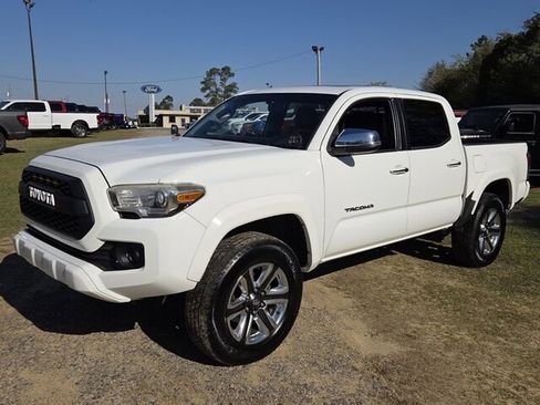 Used 2016 Toyota Tacoma Limited w/ Towing Package image 4