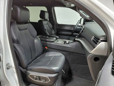 Certified 2024 Jeep Wagoneer L Series III w/ Flexible Seating Group AWD/4WD image 35