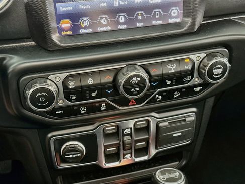 Used 2020 Jeep Wrangler Unlimited Sahara AWD/4WD image 19