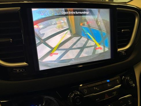Used 2023 Chrysler Pacifica Touring-L FWD image 14