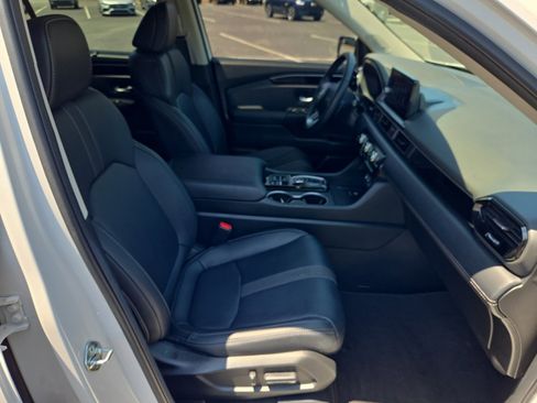 Certified 2025 Honda Pilot Touring image 28