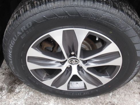 Used 2020 Toyota Highlander XLE image 5