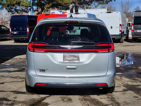 Used 2024 Chrysler Pacifica Touring-L image 13