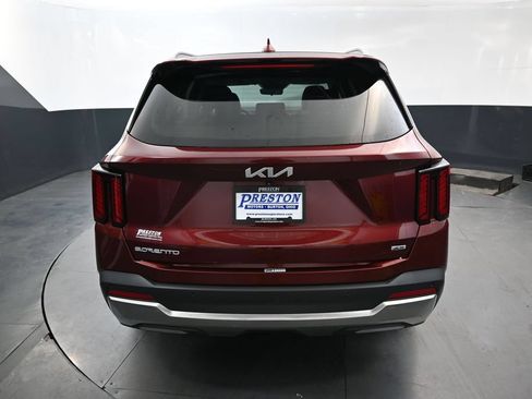 Certified 2024 Kia Sorento S w/ Panoramic Sunroof Package AWD/4WD image 8