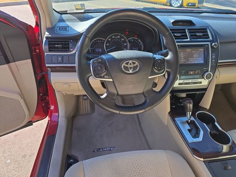 Used 2014 Toyota Camry XLE w/ Convenience Package image 18