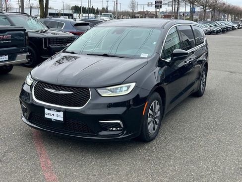 Used 2023 Chrysler Pacifica Touring-L image 3