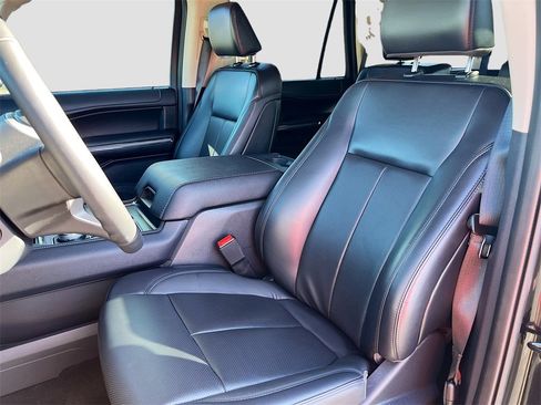 Used 2024 Ford Expedition XLT image 21