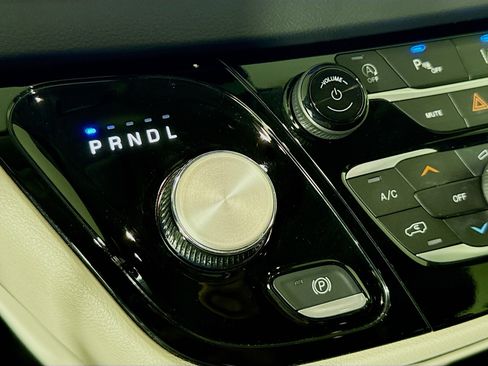 Used 2023 Chrysler Pacifica Touring-L image 19