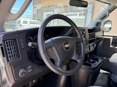 Used 2017 Chevrolet Express 3500 Extended RWD image 12