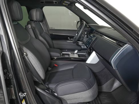 Used 2025 Land Rover Range Rover SE image 9