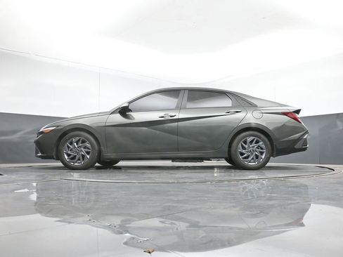 Used 2024 Hyundai Elantra Blue image 40