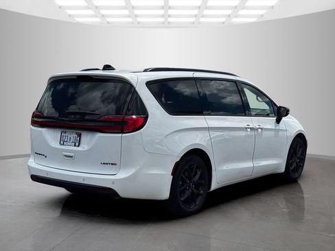 Certified 2025 Chrysler Pacifica Limited FWD image 7