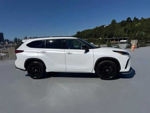 Used 2023 Toyota Highlander XSE AWD/4WD image 2