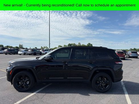 Used 2023 Jeep Grand Cherokee Limited w/ Luxury Tech Group II image 9