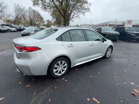 Used 2022 Toyota Corolla LE image 16
