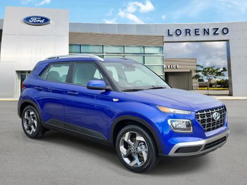 Used 2025 Hyundai Venue SEL FWD image 3