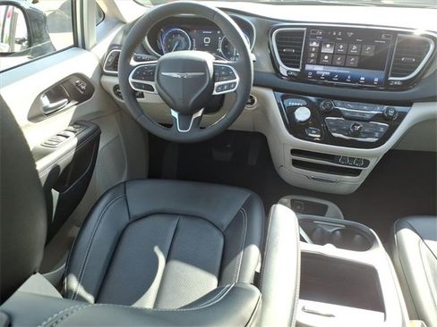 Used 2024 Chrysler Pacifica Touring-L image 5