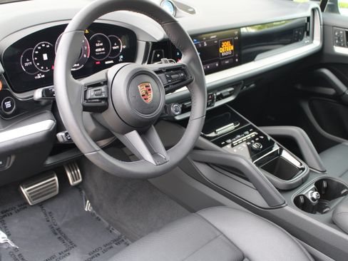 Certified 2025 Porsche Cayenne AWD/4WD image 4