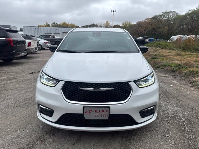 Used 2025 Chrysler Pacifica Select FWD image 2