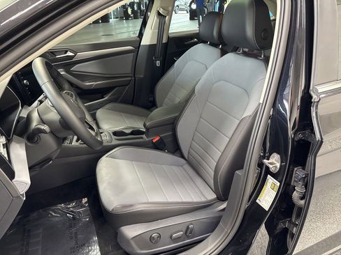Used 2025 Volkswagen Jetta SE FWD image 10