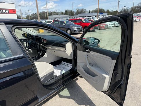 Used 2020 Volkswagen Jetta SE image 9