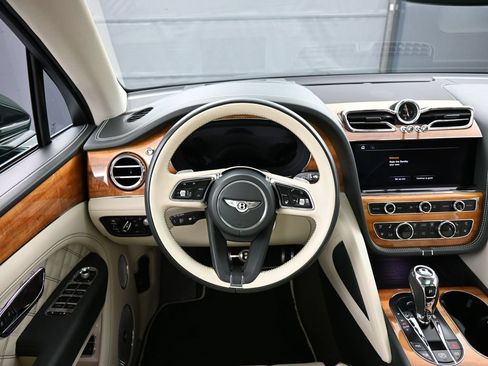 Certified 2022 Bentley Bentayga AWD/4WD image 18