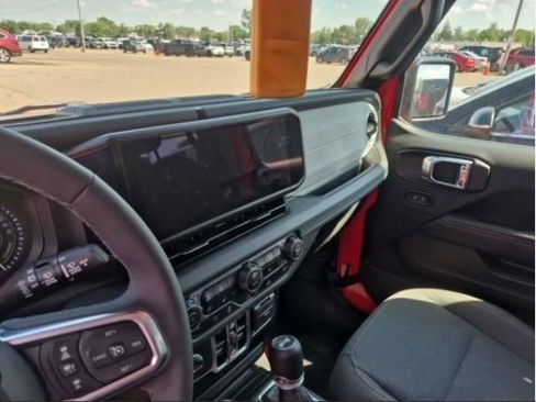Used 2025 Jeep Wrangler Unlimited Sahara AWD/4WD image 9