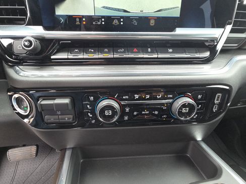 Used 2025 Chevrolet Silverado 1500 High Country AWD/4WD image 24