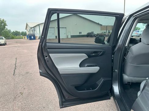 Used 2023 Toyota Highlander L FWD image 22