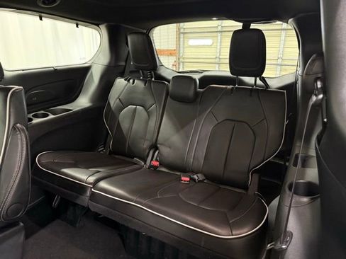 Used 2025 Chrysler Pacifica Limited image 24