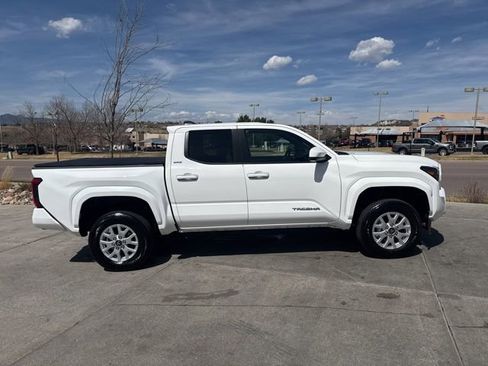 Used 2025 Toyota Tacoma SR5 AWD/4WD image 9