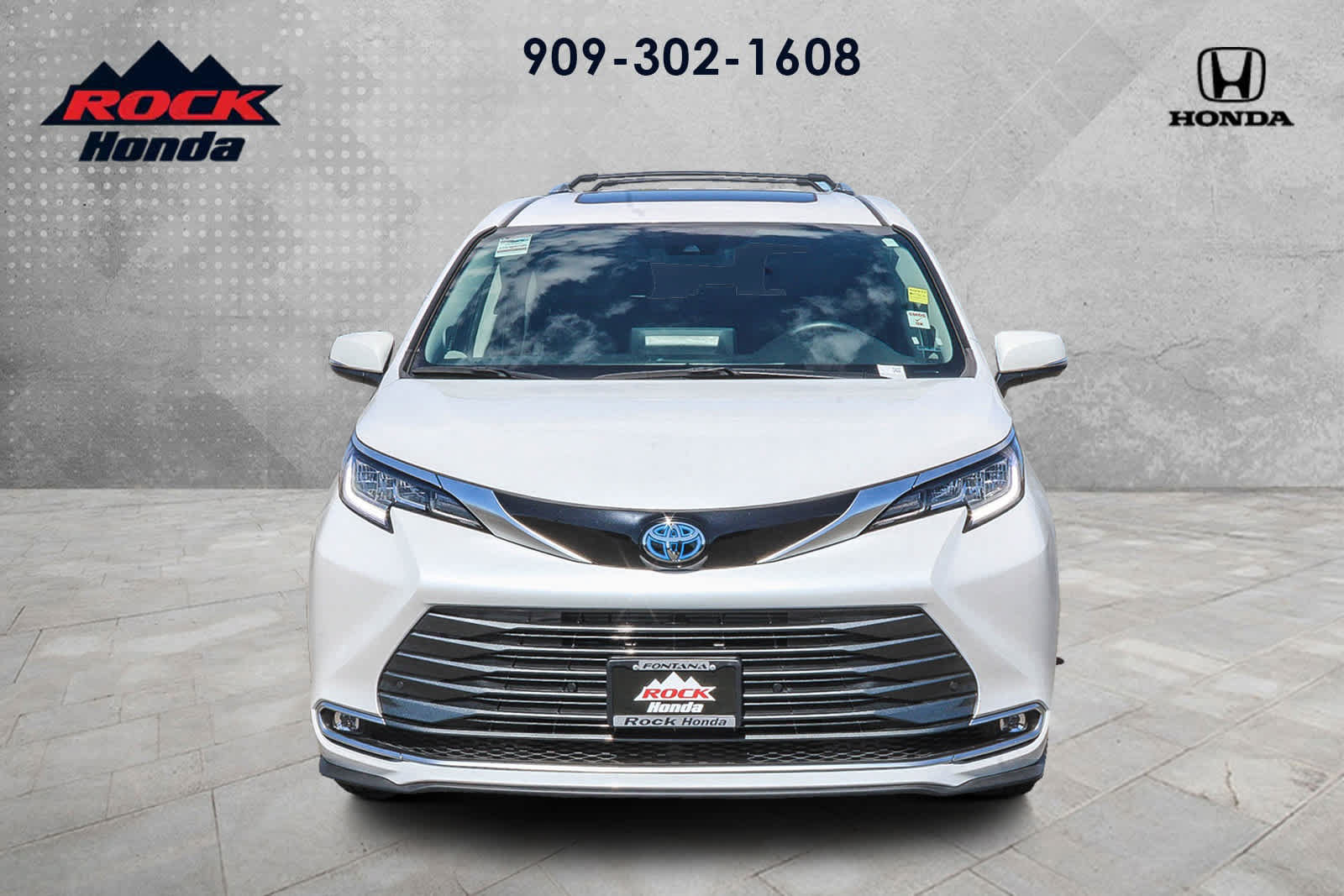 Used 2024 Toyota Sienna Limited AWD/4WD image 2
