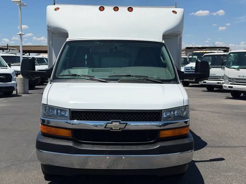 Used 2018 Chevrolet Express 3500 w/ Chrome Appearance Package RWD image 9