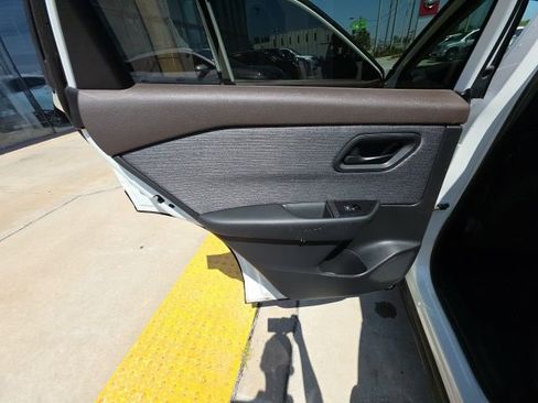 Used 2023 Nissan Rogue S image 22