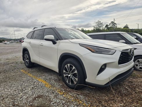 Used 2021 Toyota Highlander XLE AWD/4WD image 5