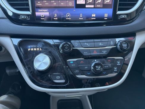 Used 2024 Chrysler Pacifica Touring-L image 17