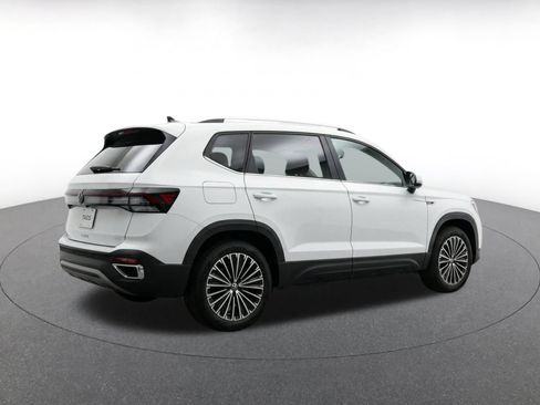 Used 2026 Volkswagen Taos SE FWD image 9
