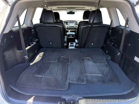 Used 2018 Toyota Highlander SE w/ Carpet Mat Package (TMS) AWD/4WD image 17