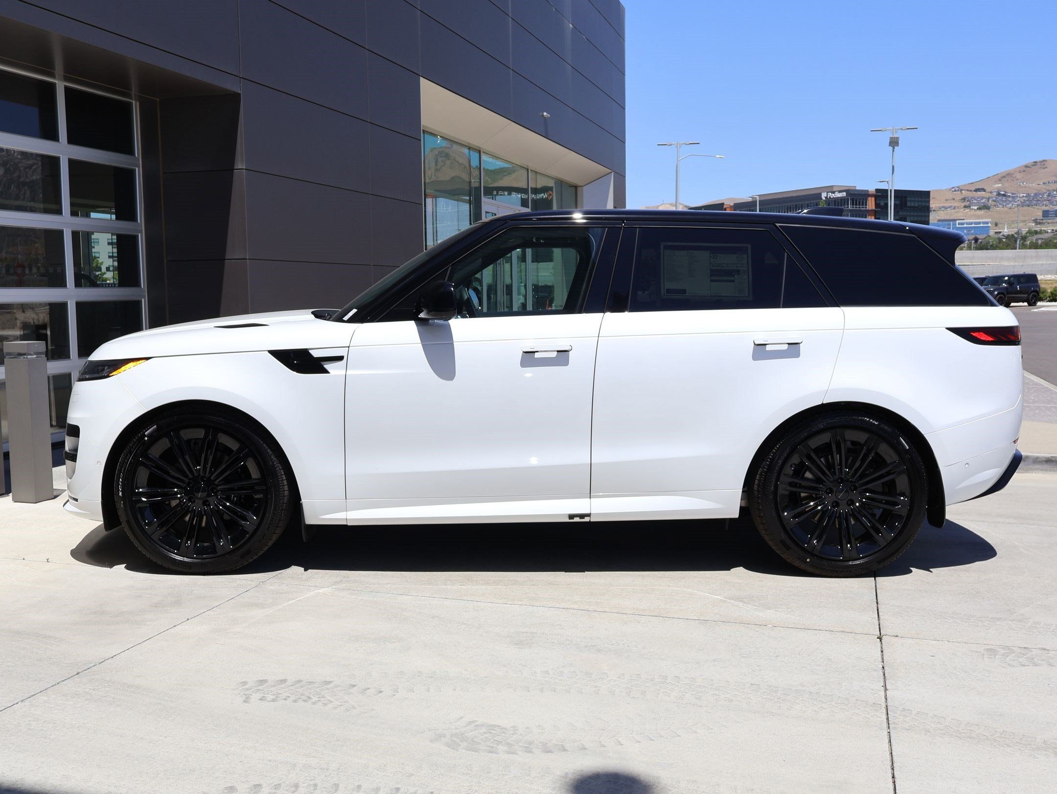 New 2026 Land Rover Range Rover Sport Dynamic SE AWD/4WD image 9