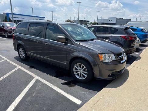 Used 2019 Dodge Grand Caravan SXT FWD image 2