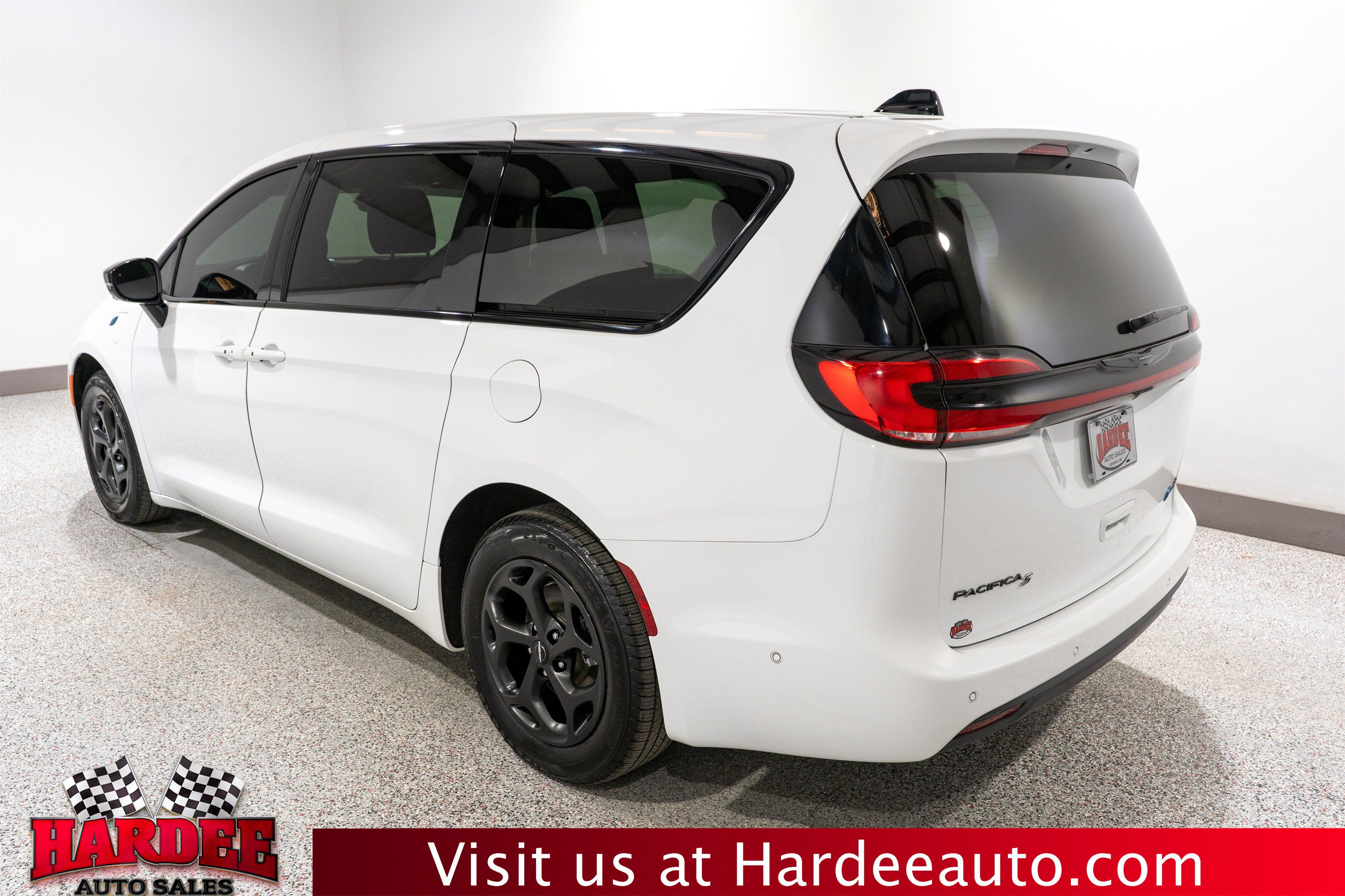 Used 2024 Chrysler Pacifica Limited FWD image 3