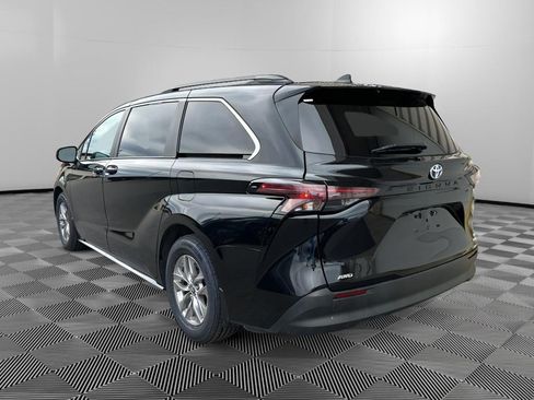 Used 2024 Toyota Sienna LE AWD/4WD image 6